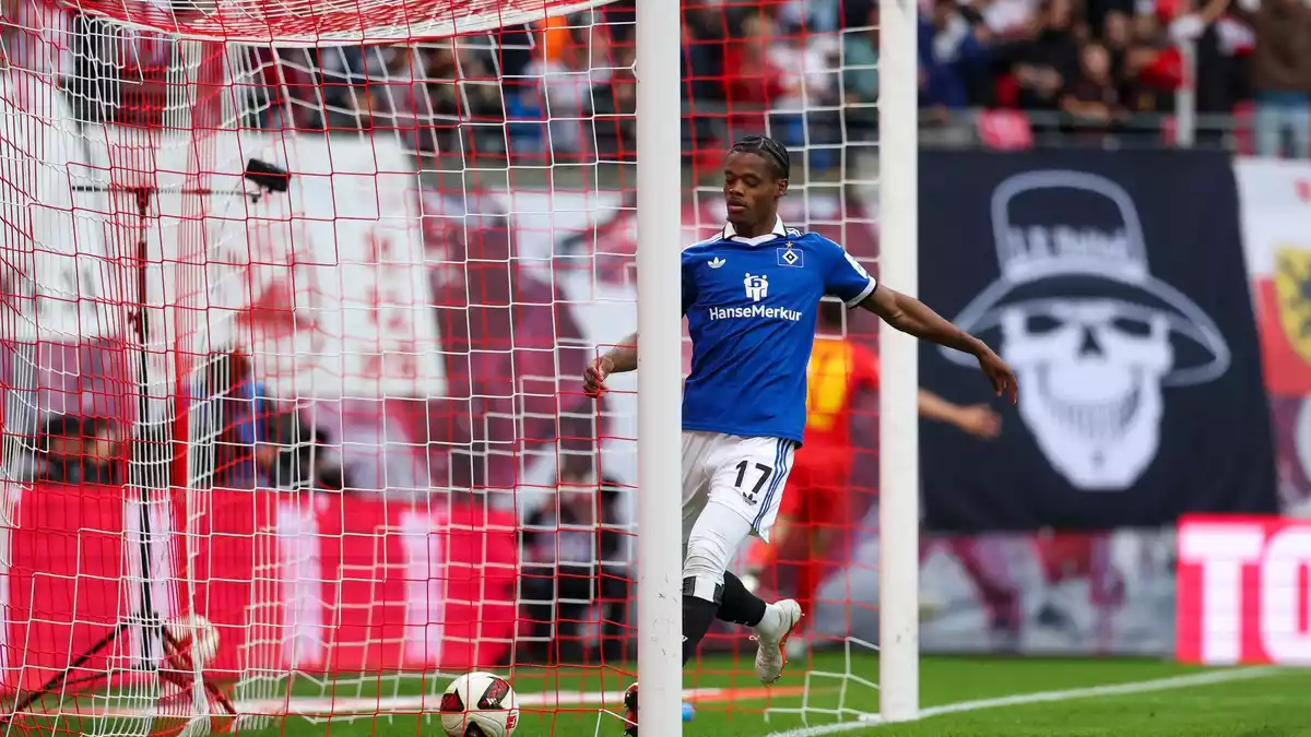 Warmed Omari kommt zu spät, der HSV kassiert das fünfte Gegentor. - Bild: Jan Woitas/dpa