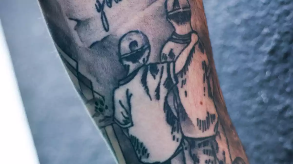 Die Brüder Mario und Luka Vuskovic als Tattoo verewigt auf dem Unterarm von Luka. (Archivbild)   - Bild: Christian Charisius/dpa