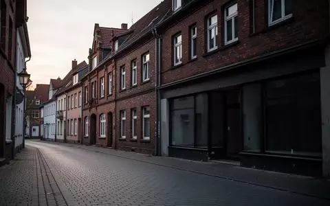 Eine menschenleere Straße in einer deutschen Kleinstadt mit einem leerstehenden Ladenlokal in der Abenddämmerung. - Foto: über boerse-global.de