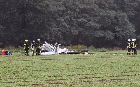 Die Feuerwehr war am Vormittag rund um das Wrack eines abgestürzten Kleinflugzeugs im Einsatz.  - Foto: Uwe Heldens/dpa