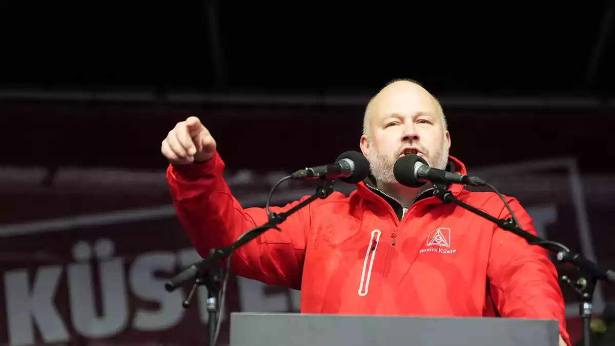 Daniel Friedrich ist seit 2019 Bezirksleiter der Industriegewerkschaft Metall im Norden. (Archivbild)  - Bild: Marcus Brandt/dpa
