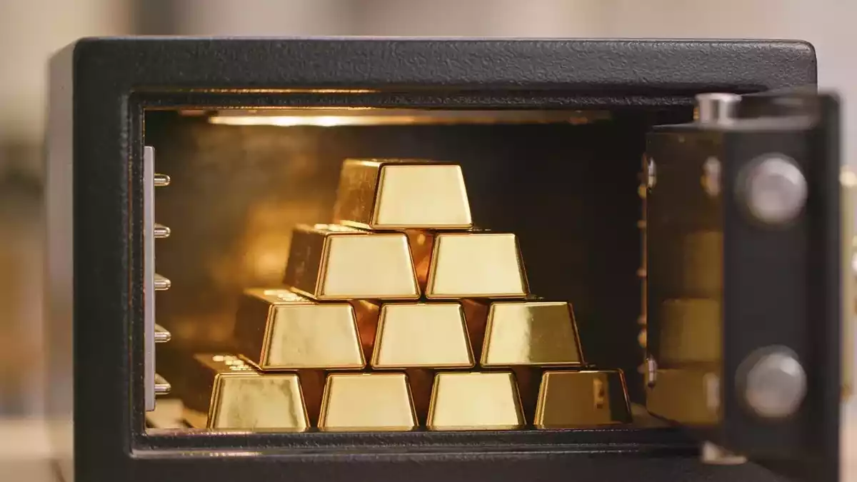 Gold Falls to $4,296 as Fed Rate Hike Odds Hit 90% Before Decision