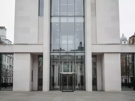 Moderne Fassade eines Regierungsgebäudes in London bei Tageslicht. - Foto: über boerse-global.de