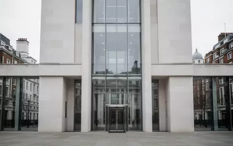Moderne Fassade eines Regierungsgebäudes in London bei Tageslicht. - Foto: über boerse-global.de