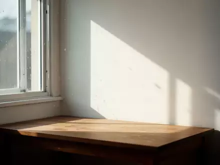 Sanftes Sonnenlicht, das durch ein Fenster auf eine leere Holzoberfläche fällt und Schatten wirft. - Foto: über boerse-global.de