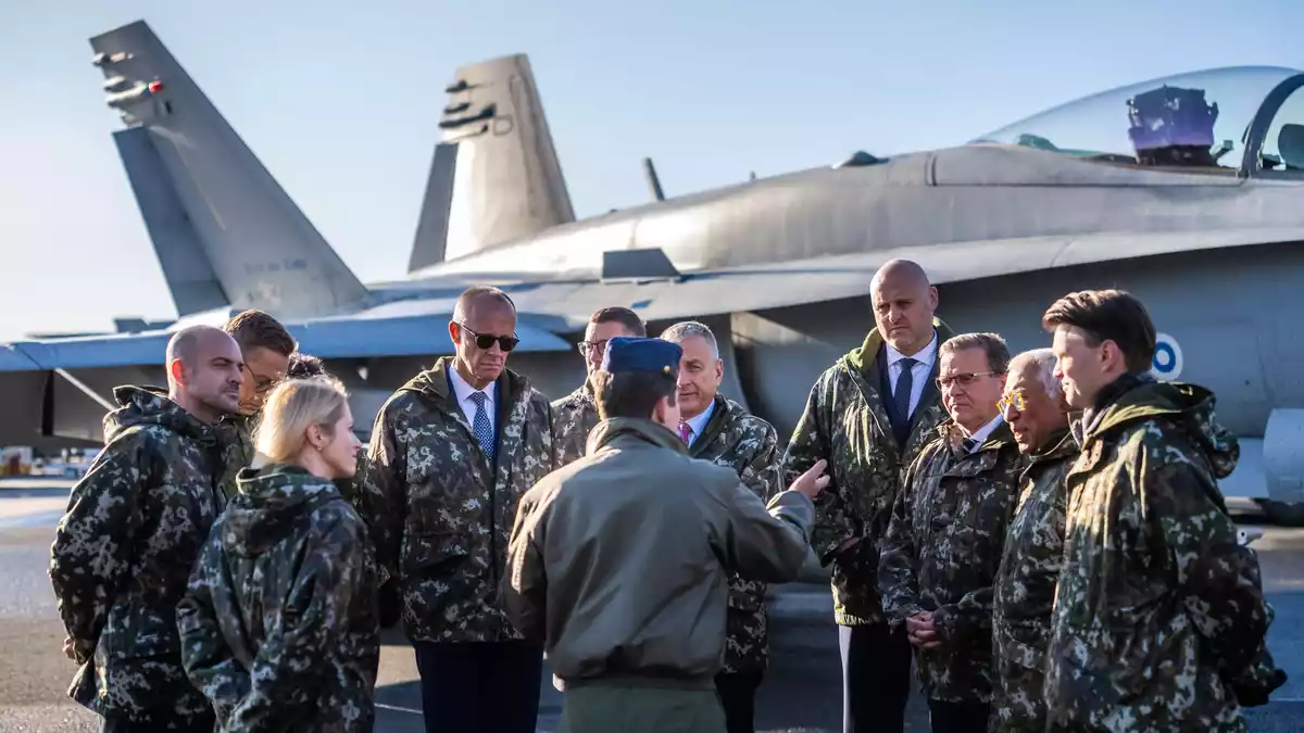 Am Rande des Gipfels besuchten Bundeskanzler Friedrich Merz und die anderen Teilnehmer den Luftwaffenstützpunkt Lapland Air Wing. - Bild: Michael Kappeler/dpa