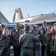 Am Rande des Gipfels besuchten Bundeskanzler Friedrich Merz und die anderen Teilnehmer den Luftwaffenstützpunkt Lapland Air Wing. - Bild: Michael Kappeler/dpa