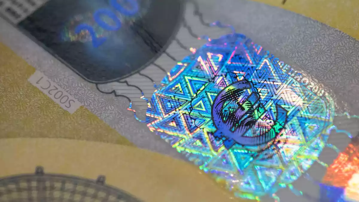 Notenbanken entwickeln regelmäßig neue Banknotenserien mit neuen Sicherheitsmerkmalen, um Kriminellen das Handwerk zu erschweren. (Archivbild) - Bild: Boris Roessler/dpa