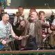 Die Wiesn bringt auch prominente Dirigenten hervor - wie hier Arnold Schwarzenegger (Archiv).  - Bild: Felix Hörhager/dpa
