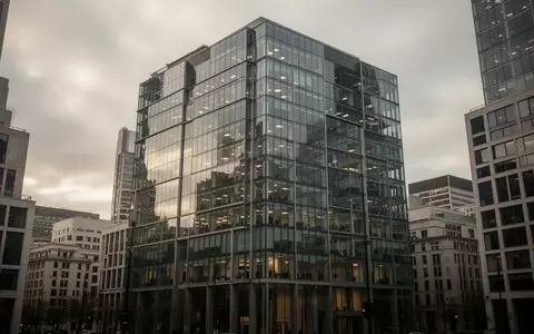 Ein modernes Bürogebäude im Finanzviertel an einem bewölkten Tag. - Foto: über boerse-global.de