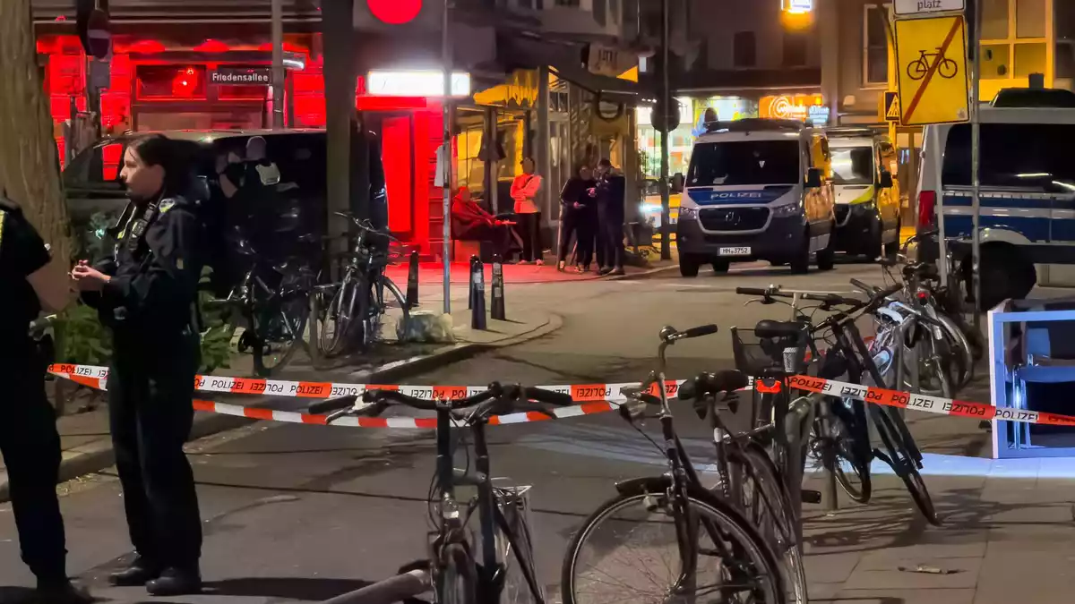 Laut Polizei gibt es Hinweise, dass der Tat Streitigkeiten vorausgegangen sind.  - Bild: Bodo Marks/dpa