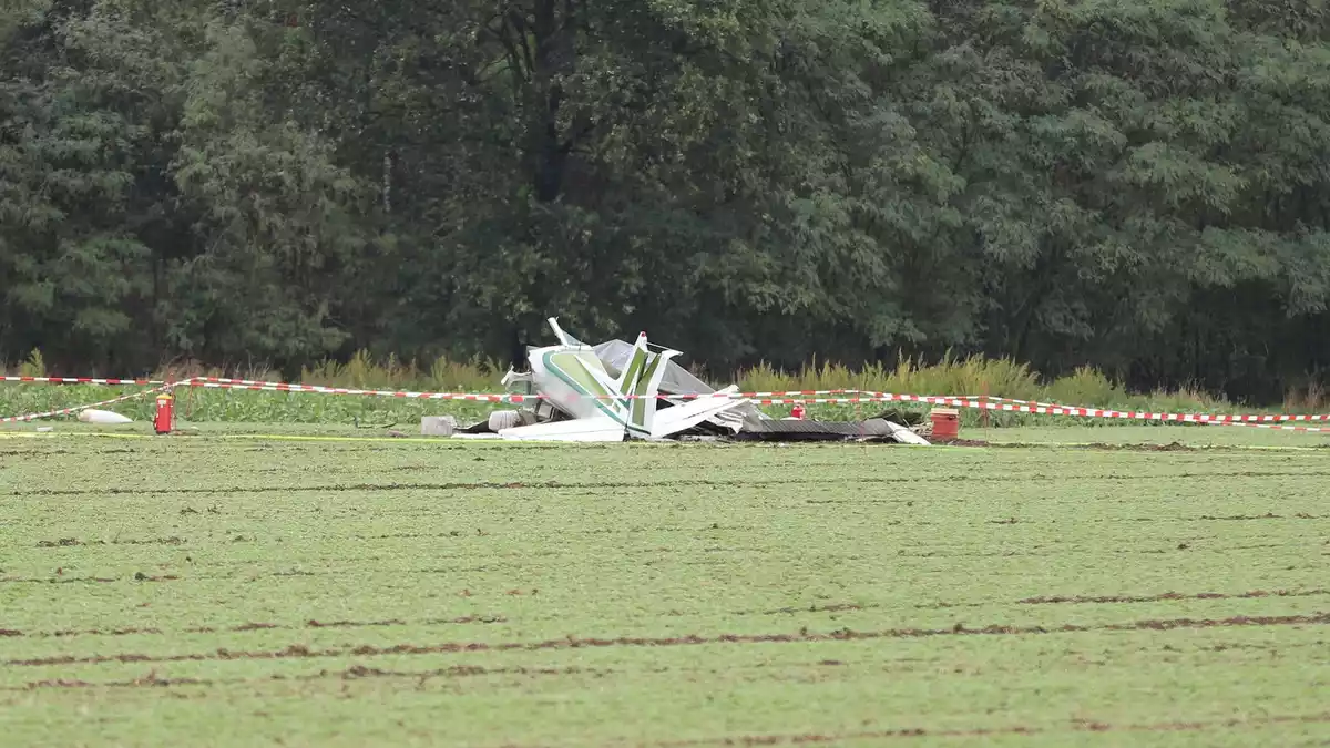 Die dreiköpfige Besatzung der Maschine überlebte den Absturz nicht.  - Bild: -/dpa