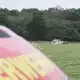 Polizei und Feuerwehr waren am Mittag rund um das Wrack auf einem Feld im Einsatz.  - Bild: -/dpa
