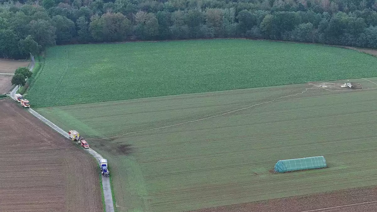 Das Kleinflugzeug war aus ungeklärter Ursache nahe Erkelenz im Rheinland abgestürzt.  - Bild: -/dpa