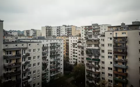 Mehrgeschossige Wohnblocks in einem dicht bebauten deutschen Stadtviertel bei bewölktem Himmel. - Foto: über boerse-global.de