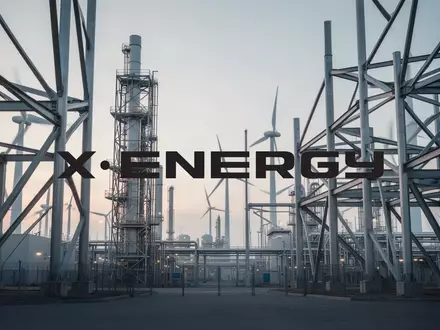 Moderne Industrieanlage bei Sonnenaufgang als Symbol für den Baufortschritt im Energiesektor. - Foto: über boerse-global.de