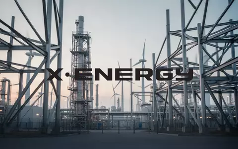 Moderne Industrieanlage bei Sonnenaufgang als Symbol für den Baufortschritt im Energiesektor. - Foto: über boerse-global.de