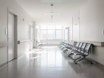 Ein heller, moderner Krankenhausflur mit leeren Wartebereichen und großen Fensterfronten bei Tageslicht. - Foto: über boerse-global.de