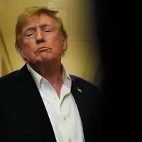Trump spielt Gefahren von KI herunter. (Archivbild) - Foto: Julia Demaree Nikhinson/AP/dpa