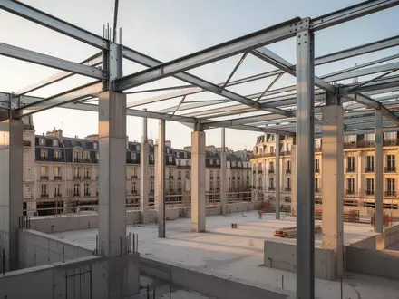 Baustelle eines modernen Wohnbauprojekts in einem städtischen Umfeld während der Abendstunden. - Foto: über boerse-global.de