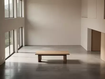 Ein minimalistischer, lichtdurchfluteter Raum mit poliertem Betonboden und schlichten architektonischen Linien. - Foto: über boerse-global.de