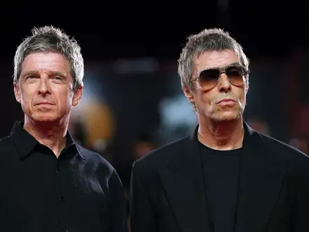 Oasis-Fans in Deutschland können den Brüdern Liam und Noel Gallagher bald wieder zujubeln. (Archivbild) - Foto: Scott A Garfitt/Invision/AP/dpa