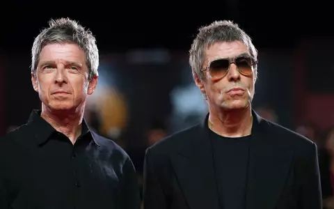 Oasis-Fans in Deutschland können den Brüdern Liam und Noel Gallagher bald wieder zujubeln. (Archivbild) - Foto: Scott A Garfitt/Invision/AP/dpa