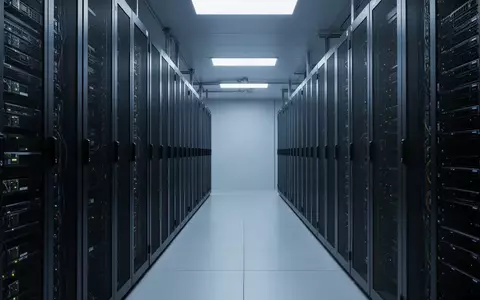 Reihen von leeren, dunklen Serverracks in einem modern beleuchteten Rechenzentrum, die den technischen Wartungsaufwand symbolisieren. - Foto: über boerse-global.de