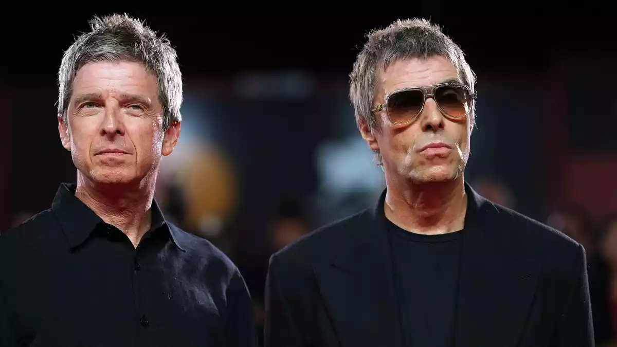 Oasis-Fans in Deutschland können den Brüdern Liam und Noel Gallagher bald wieder zujubeln. (Archivbild) - Bild: Scott A Garfitt/Invision/AP/dpa