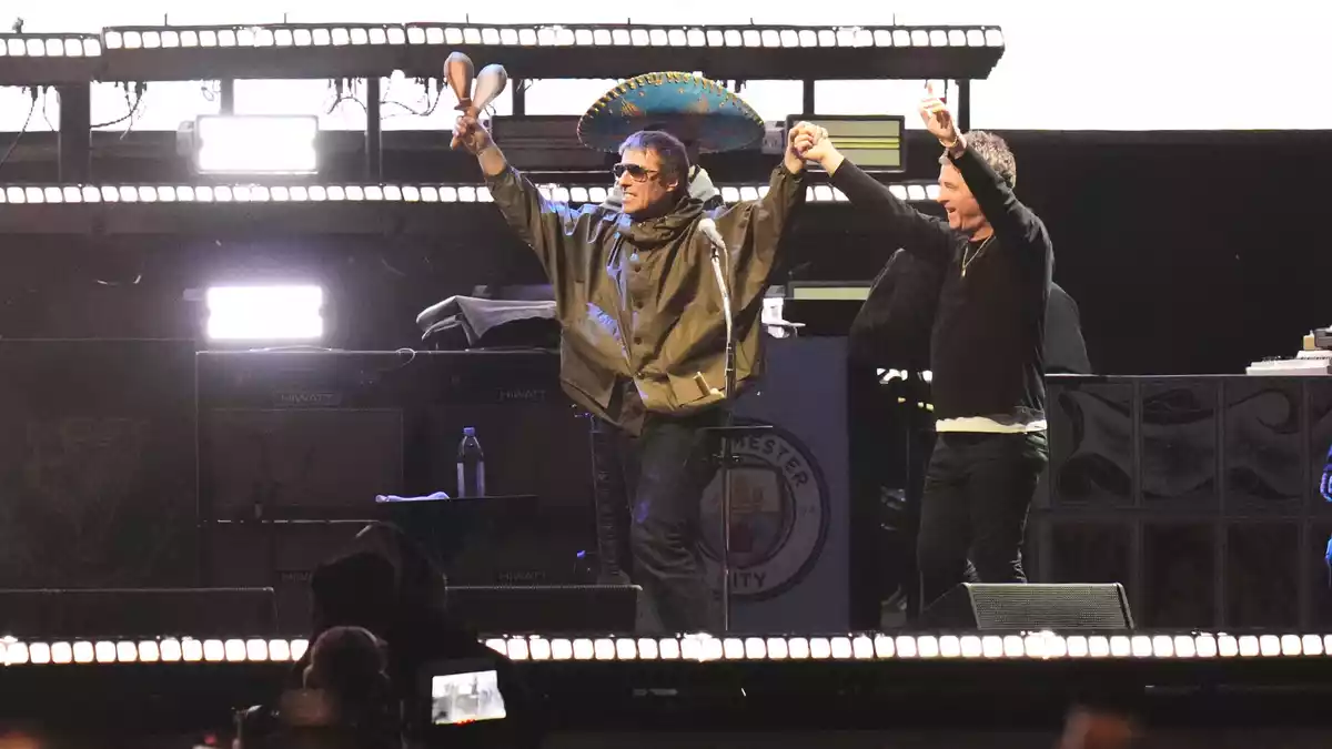 Ein nach wie vor ungewohntes Bild: Liam und Noel Gallagher Hand in Hand auf der Bühne. (Archivbild) - Bild: Eduardo Verdugo/AP/dpa