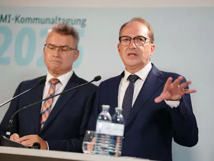 Der Präsident des Landkreistags, Achim Brötel (links), drängt den Bund zum Handeln beim Schutz der Bevölkerung im Kriegs- oder Katastrophenfall. - Foto: Kay Nietfeld/dpa
