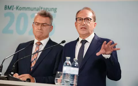 Der Präsident des Landkreistags, Achim Brötel (links), drängt den Bund zum Handeln beim Schutz der Bevölkerung im Kriegs- oder Katastrophenfall. - Foto: Kay Nietfeld/dpa