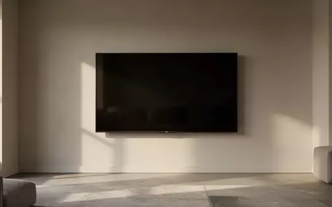 Ein minimalistisches Wohnzimmer mit einem ausgeschalteten, schwarzen Smart-TV an einer schlichten Wand. - Foto: über boerse-global.de
