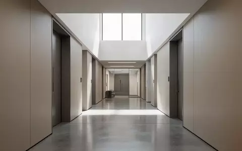 Moderner, heller Flur in einem öffentlichen Verwaltungsgebäude mit schlichten Wänden und neutraler Architektur. - Foto: über boerse-global.de