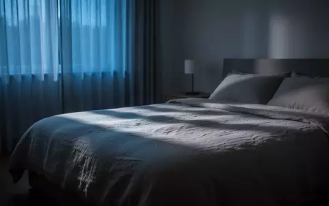 Ein schlichtes, ruhig wirkendes Schlafzimmer im sanften Licht der frühen Morgenstunden. - Foto: über boerse-global.de