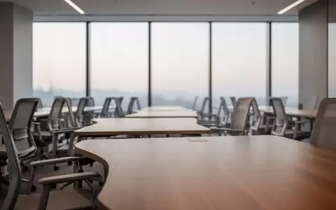 Ein moderner, leerer Büroarbeitsplatz mit ergonomischen Stühlen und großen Fenstern bei natürlichem Tageslicht. - Foto: über boerse-global.de