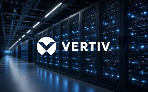 Modernes Rechenzentrum mit leuchtenden Server-Racks als Symbol für digitale Infrastruktur und technologische Stabilität. - Foto: über boerse-global.de