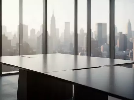 Ein minimalistischer Konferenztisch in einem modernen Bürogebäude mit Blick auf die Stadt, symbolisch für strategische Managemententscheidungen. - Foto: über boerse-global.de