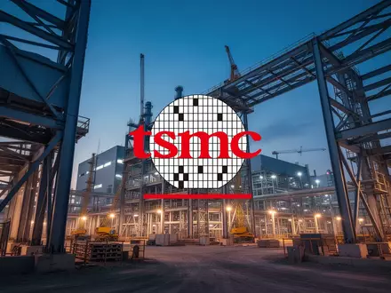 Moderne Halbleiter-Fertigungsanlage im Bau bei Dämmerung, symbolisiert industrielles Wachstum und Hochtechnologie. - Foto: über boerse-global.de