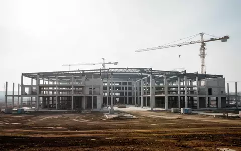 Unfertiges Baugelände für ein neues Trainingszentrum auf einer weitläufigen Fläche mit Stahlbetonkonstruktionen. - Foto: über boerse-global.de