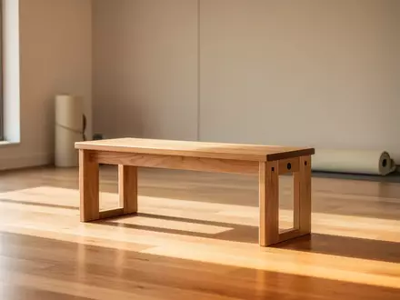 Ein heller, minimalistischer Übungsraum mit einem Holzboden und einer Yogamatte im Hintergrund. - Foto: über boerse-global.de
