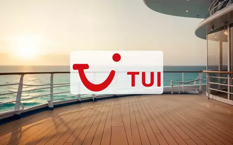 Luxuriöses Kreuzfahrtschiff-Deck bei Sonnenuntergang über dem offenen Meer, symbolisiert die Reise- und Tourismusbranche. - Foto: über boerse-global.de