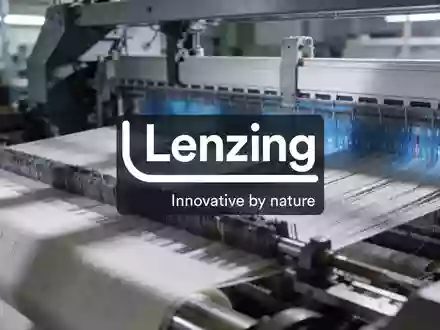 Moderne industrielle Textilproduktion in einer Fabrikhalle mit Fokus auf technologische Transformation. - Foto: über boerse-global.de