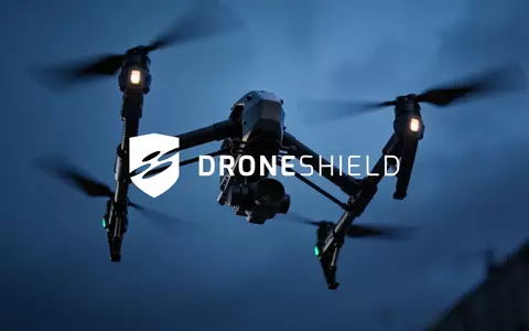Eine technologische Drohne vor einem atmosphärischen, dunkelblauen Hintergrund als Symbol für Luftfahrt und Marktvolatilität. - Foto: über boerse-global.de