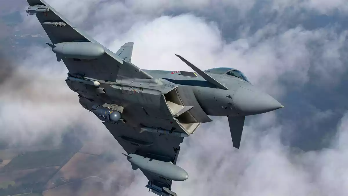 Kampfjets der Nato holen über Litauen eine Drohne vom Himmel. (Archivbild) - Bild: Mindaugas Kulbis/AP/dpa