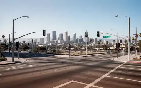 Eine leere Straßenkreuzung in der Innenstadt von San Diego bei Tageslicht. - Foto: über boerse-global.de