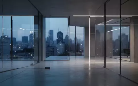Ein minimalistisches, modernes Bürogebäude mit klaren architektonischen Linien und reflektierenden Glasfronten in der Dämmerung. - Foto: über boerse-global.de