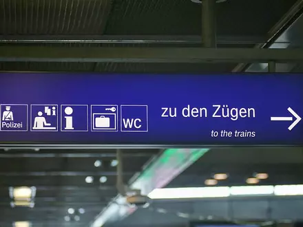 Hinweisschilder an einem Bahnhof (Archiv) - Foto: via dts Nachrichtenagentur