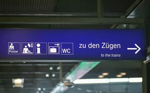 Hinweisschilder an einem Bahnhof (Archiv) - Foto: via dts Nachrichtenagentur