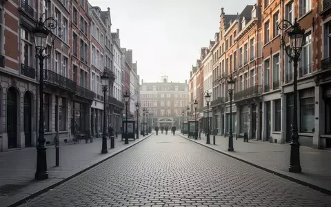 Eine menschenleere, kopfsteingepflasterte Straße in einem historischen Viertel von Brüssel bei Tageslicht. - Foto: über boerse-global.de